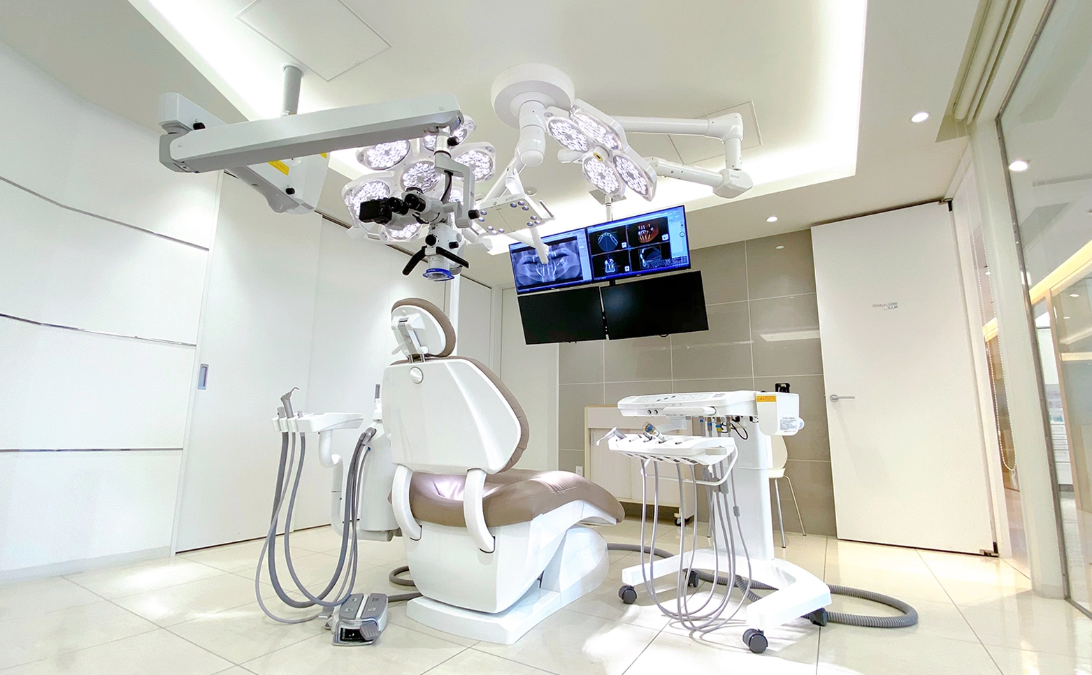 経験豊富な専門家とインプラント専門設備が、患者様一人ひとりを手厚くサポート。